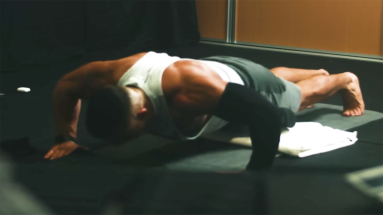 Watch This Guy Smash the World Record for Most Pushups in One Hour