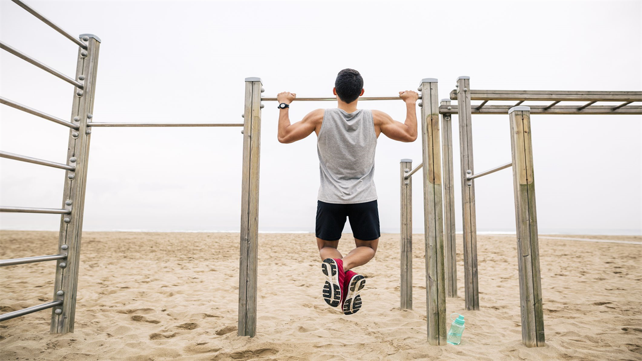 The 5 Exercises This Pullup World Record Breaker Uses to Build Strength